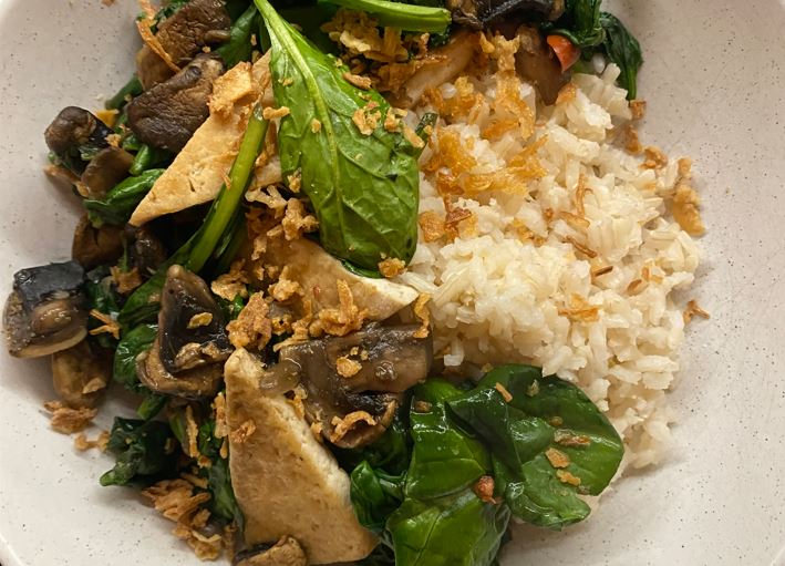 Snel recept: wok met spinazie, champignons en tahu (vegan)